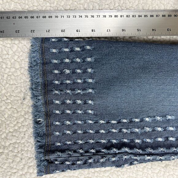 Younique Jeans Women’s Size 3 (Actual Sizes 28x22) Blue Crop Distressed Pattern - Picture 10 of 12